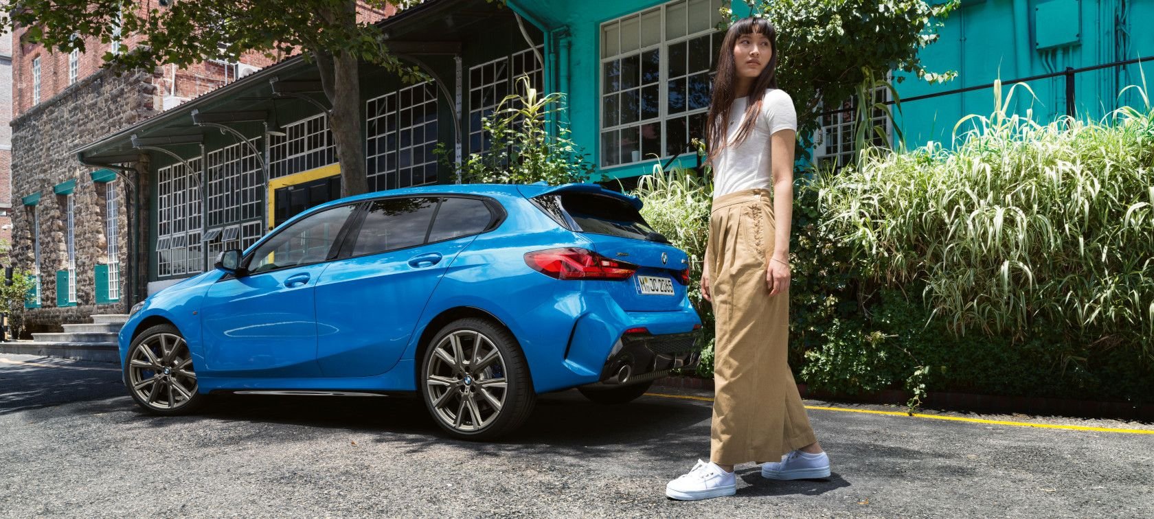 monitrice d’auto-école à côté d’une voiture à double commande BMW