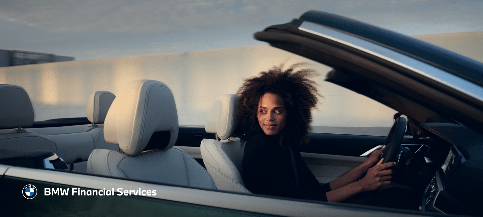 Femme au volant d'une BMW